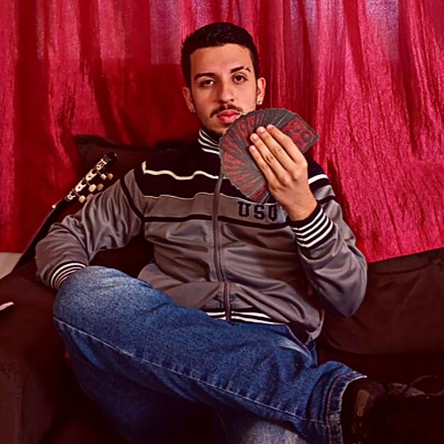 gunnar sentado com baralho na mão